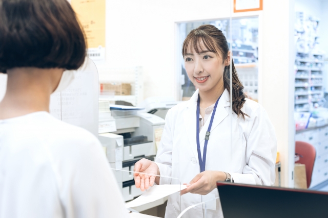 調剤薬局事務、接客中