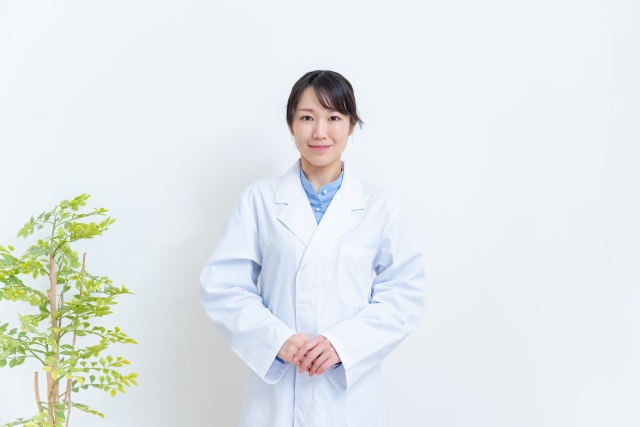 ドラッグストアで働く女性